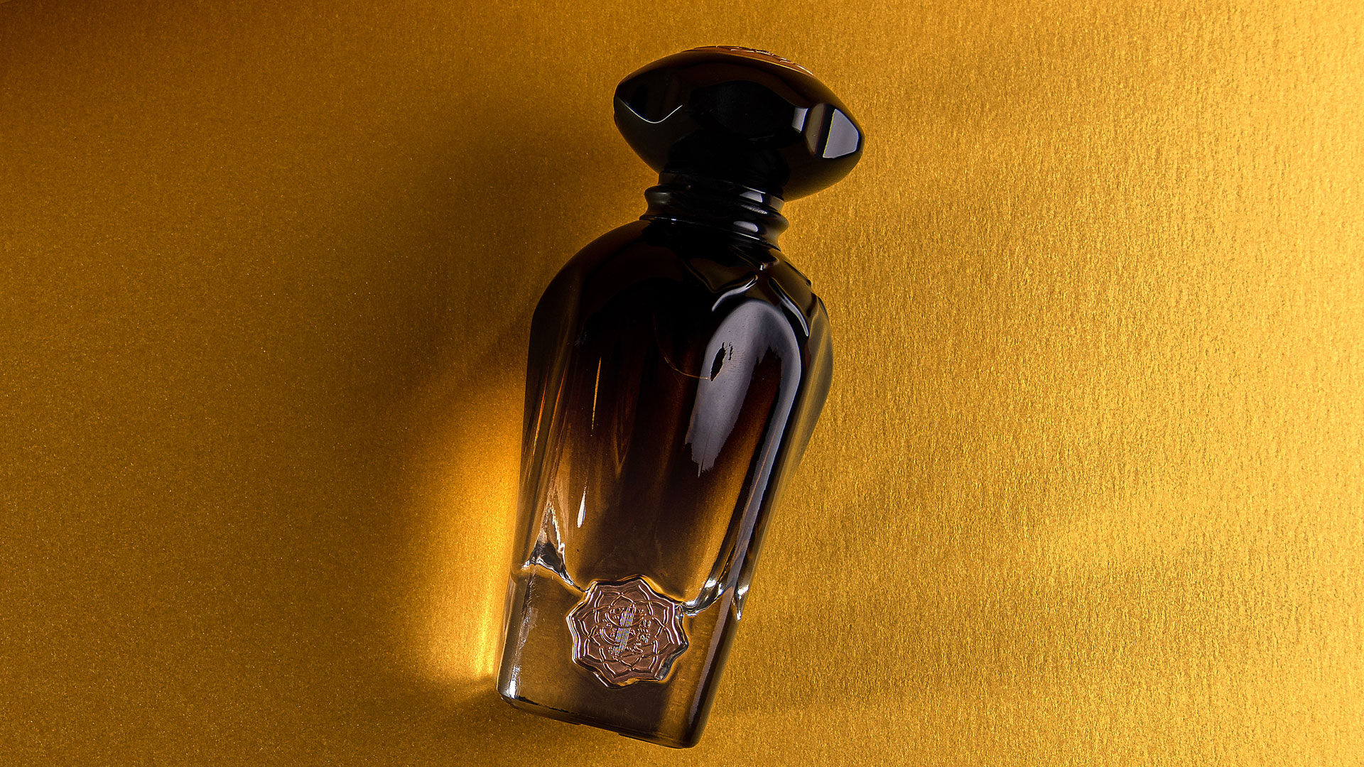 A whiff that says welcome to Cartier. Discover the Signature Scent