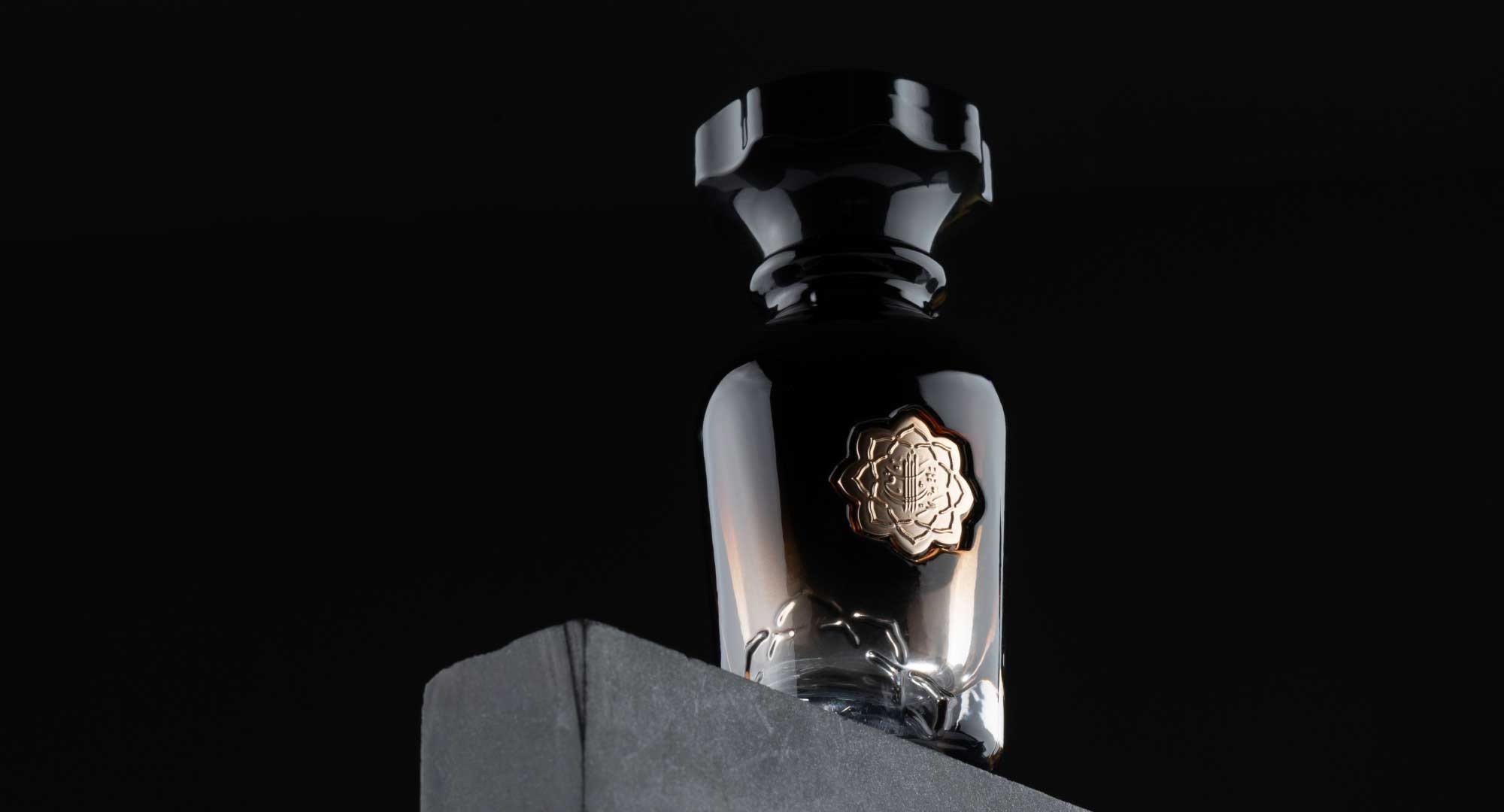 experience-the-perfect-blend-of-tradition-and-luxury-with-classic-perfumes